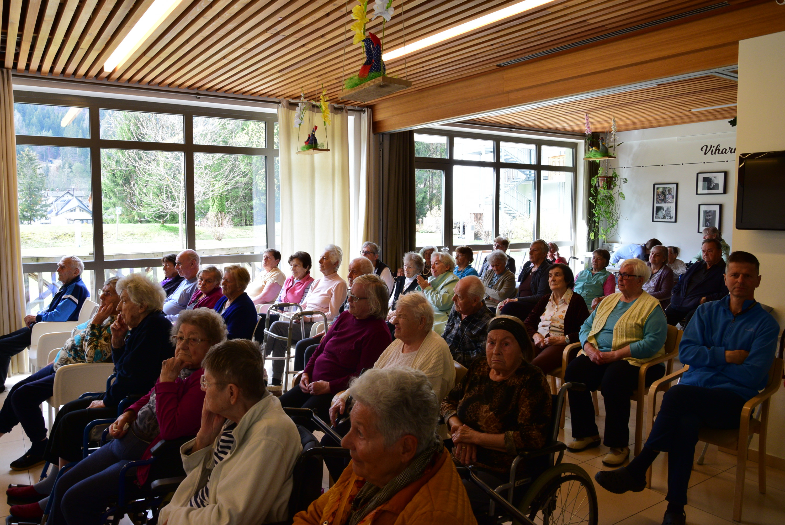 Razstava glinenih in lesenih izdelkov v avli