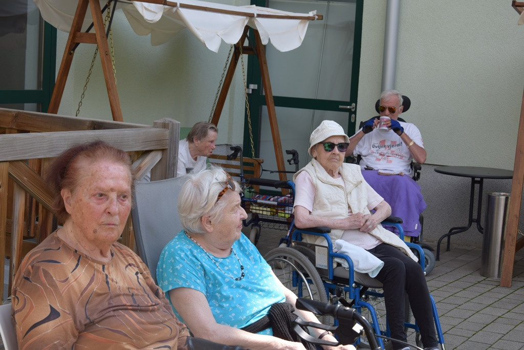 Rdeči noski v Viharniku