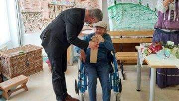 S Kekcem lahkih nog naokrog