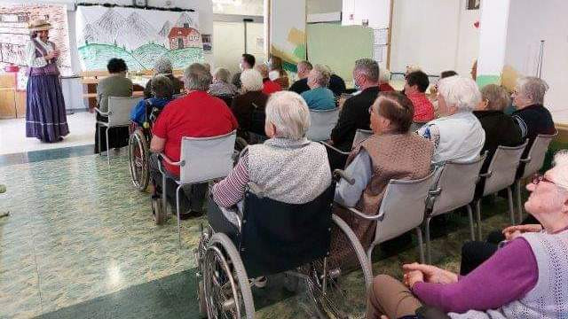 S Kekcem lahkih nog naokrog