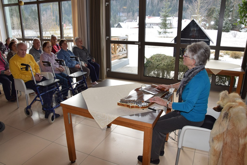 S pesmijo v novo leto