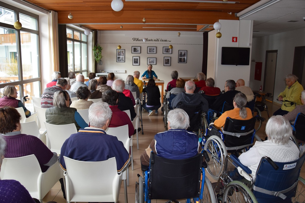 S pesmijo v novo leto