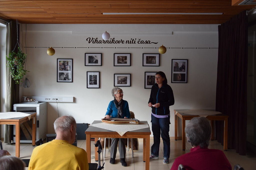 S pesmijo v novo leto