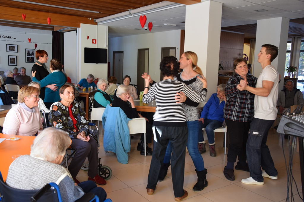 S srcem v dlani na valentinov ples