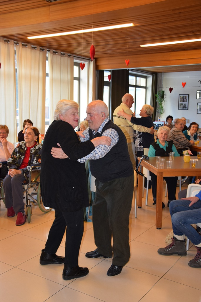 S srcem v dlani na valentinov ples