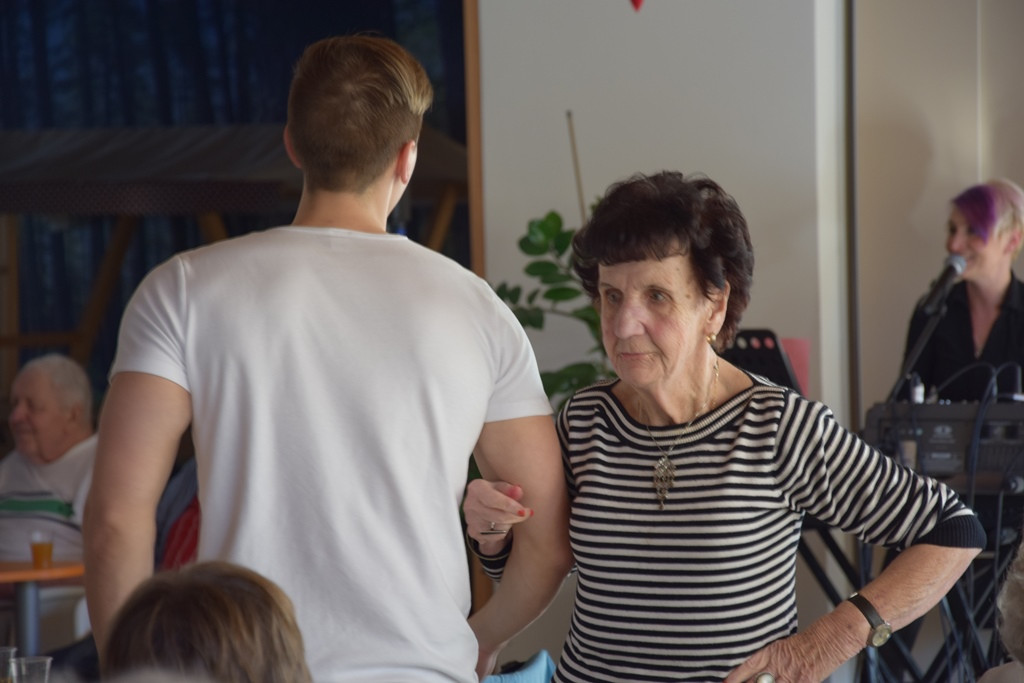 S srcem v dlani na valentinov ples