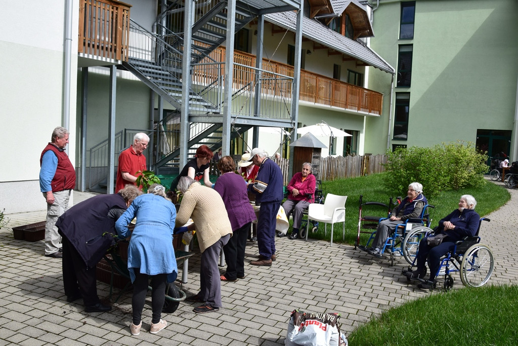 Saditev rož in našega garklca