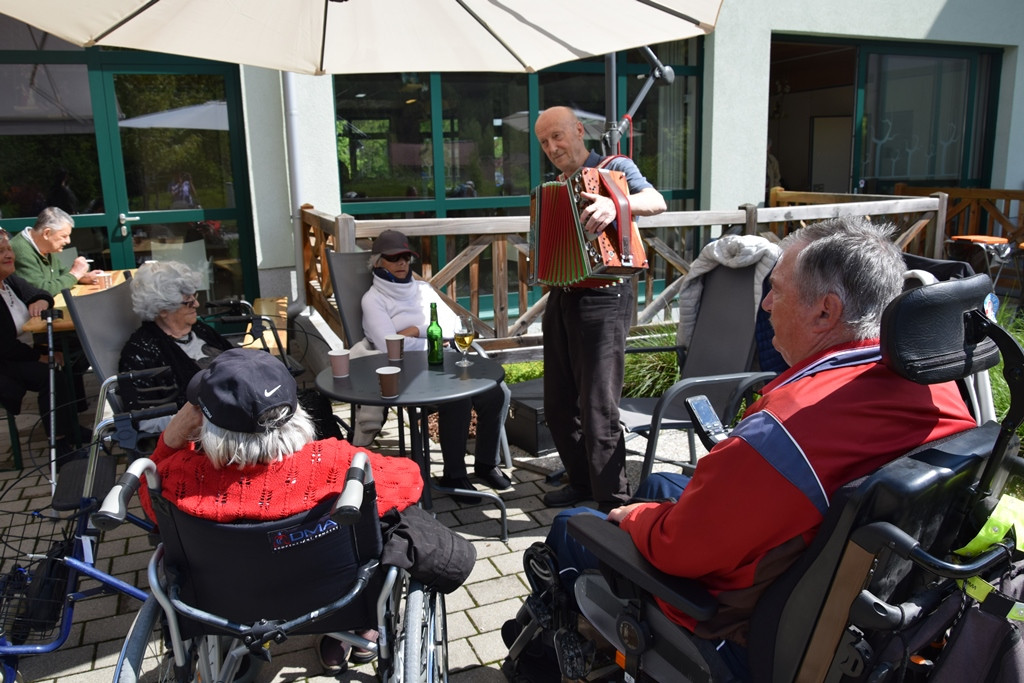 Saditev rož in našega garklca