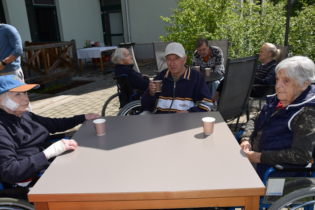 Saditev rož in našega garklca