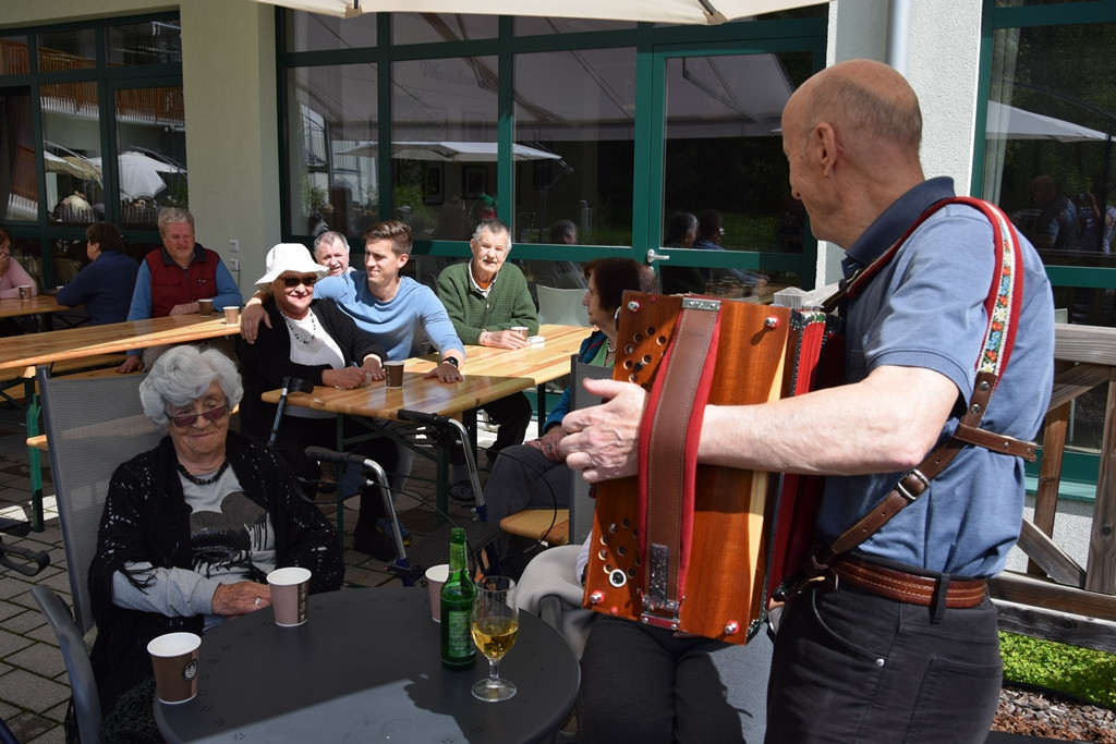 Saditev rož in našega garklca