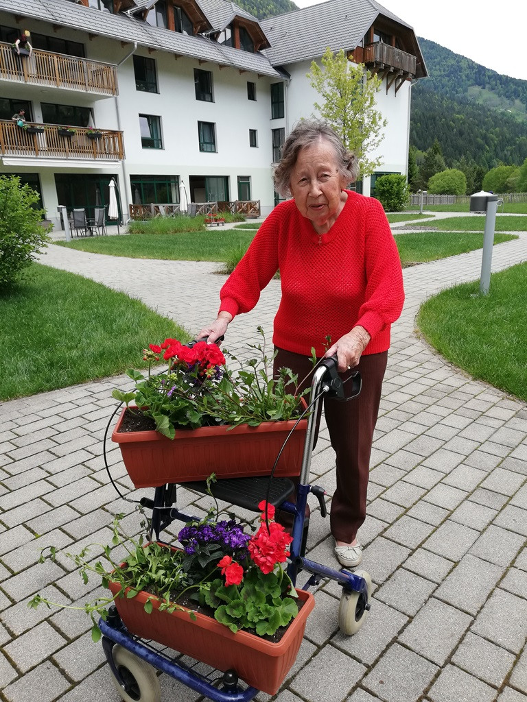 Saditev rož in našega garklca
