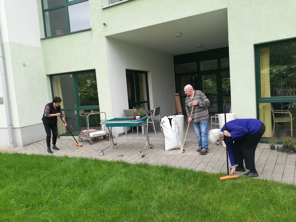 Saditev rož in našega garklca