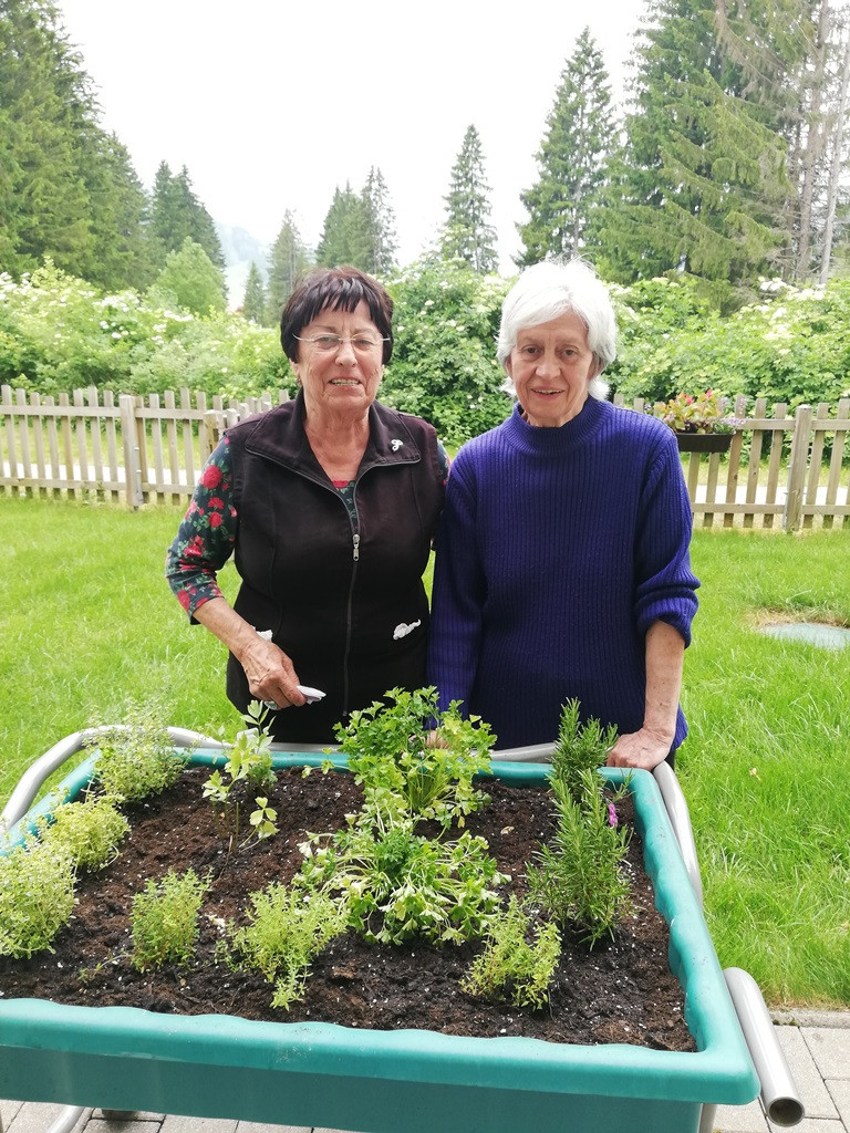 Saditev rož in našega garklca