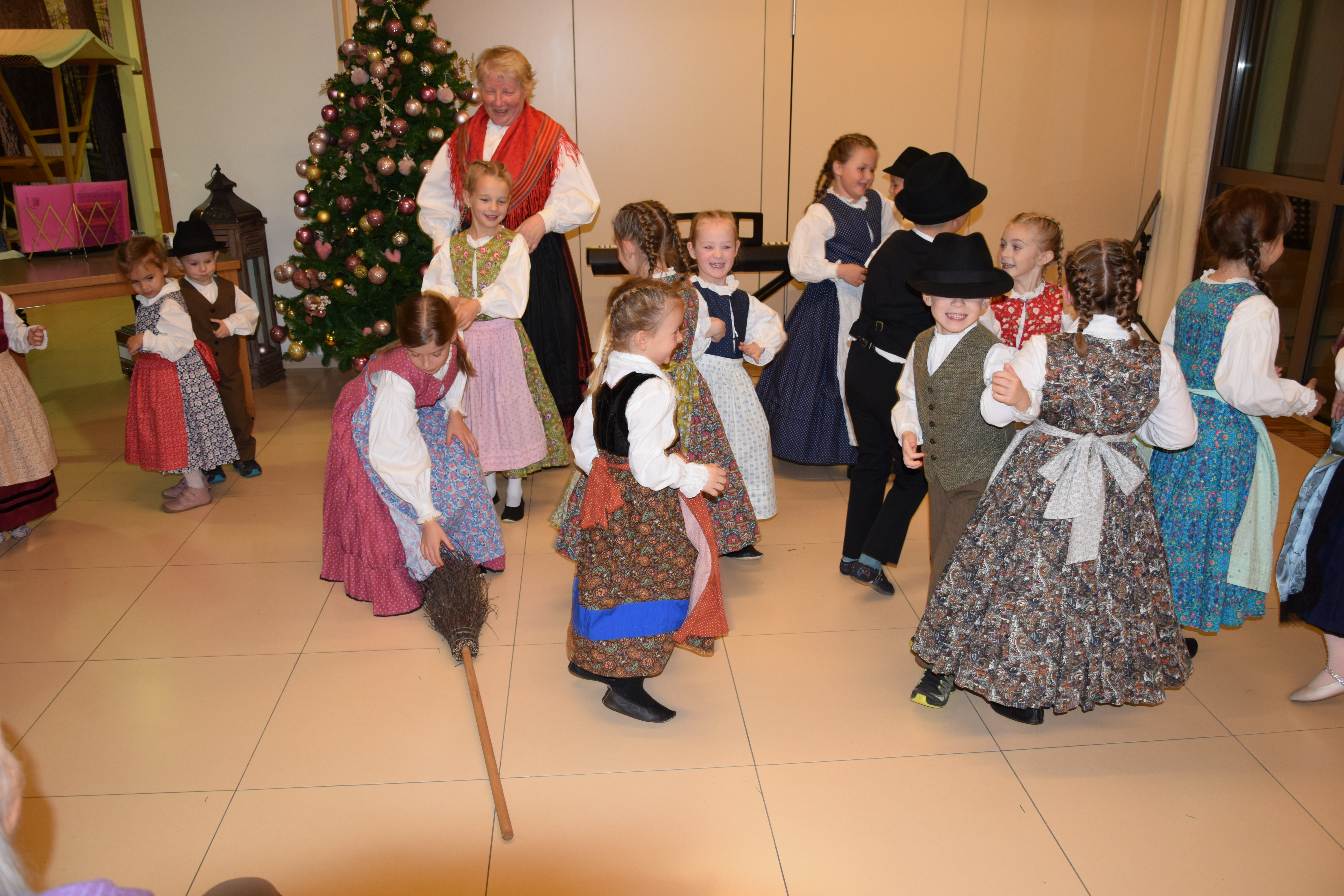 Slavnostni prižig lučk v avli