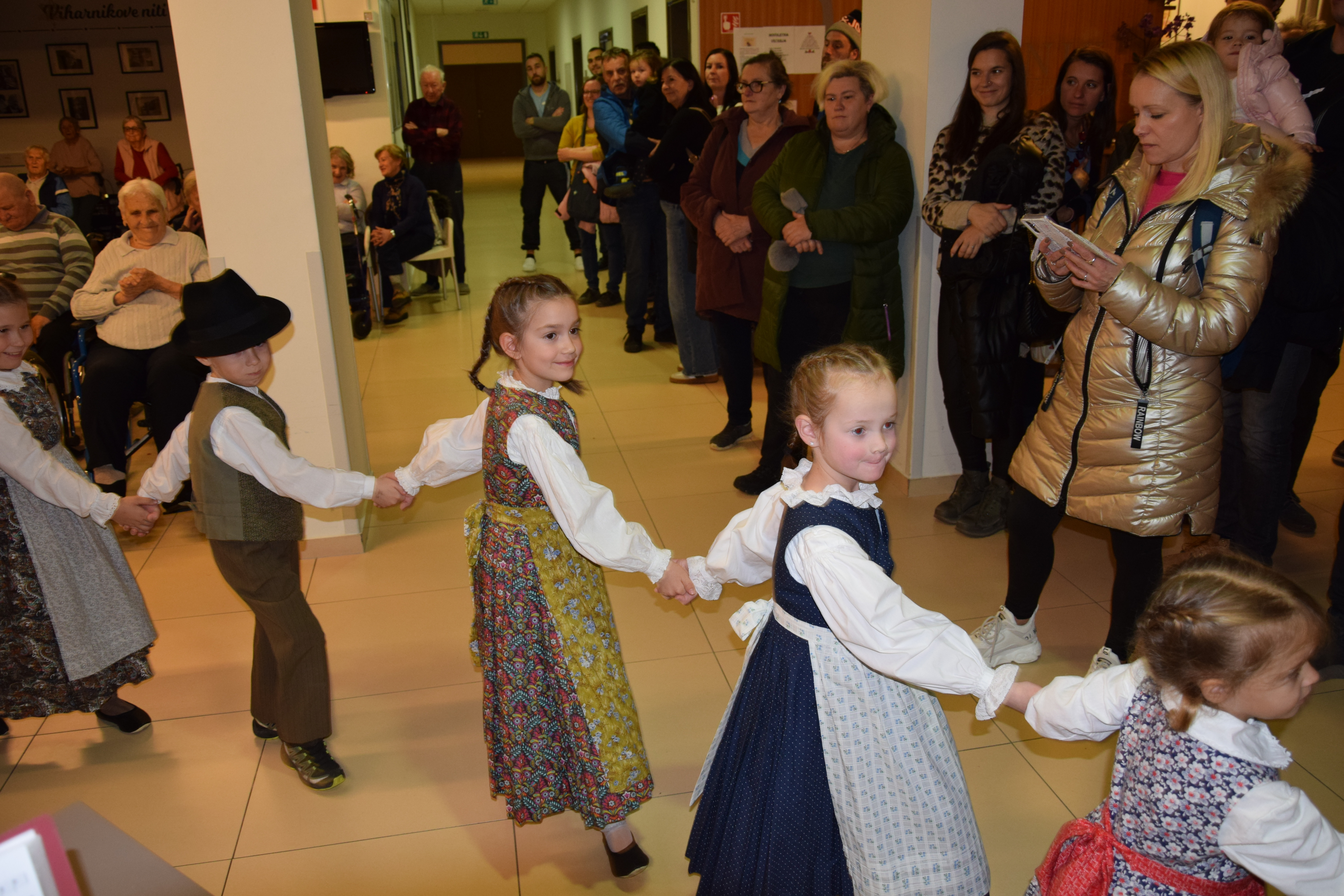 Slavnostni prižig lučk v avli