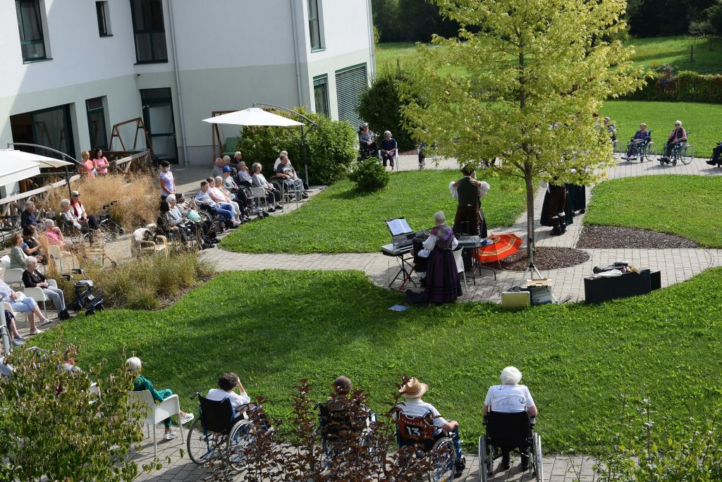 Slovenska glasba in ples v parku doma Viharnik