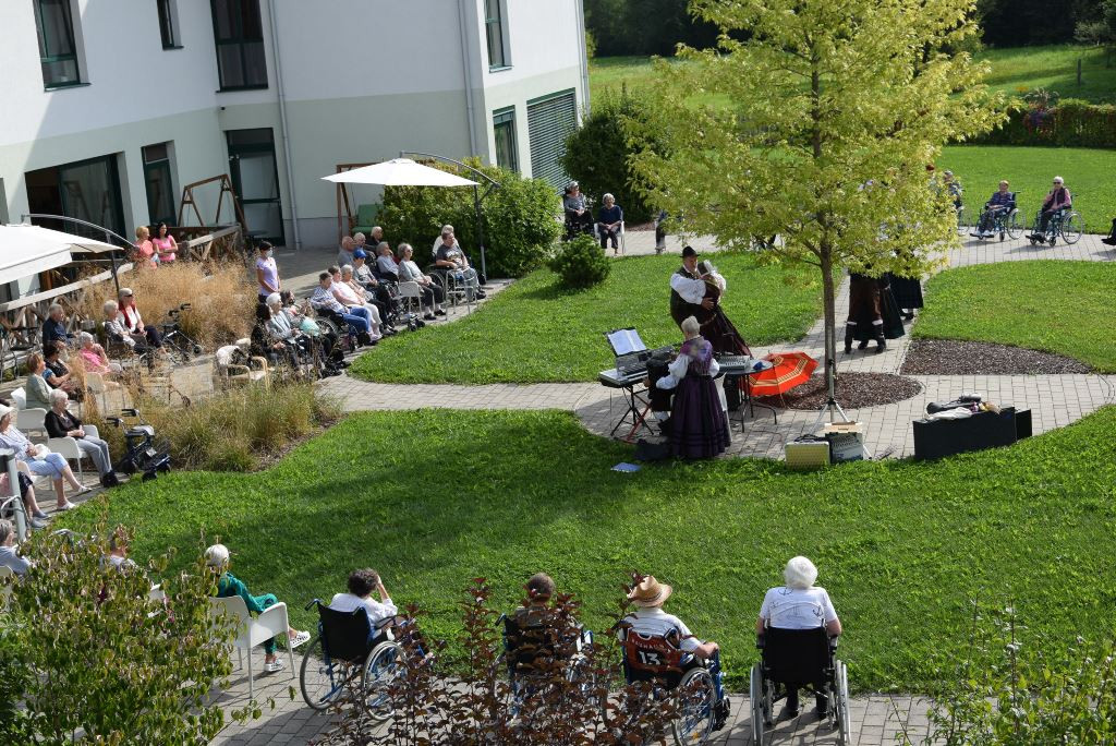 Slovenska glasba in ples v parku doma Viharnik