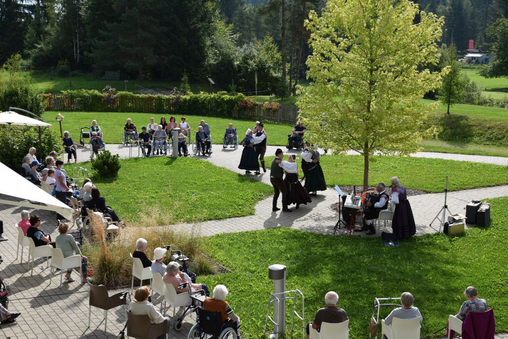 Slovenska glasba in ples v parku doma Viharnik