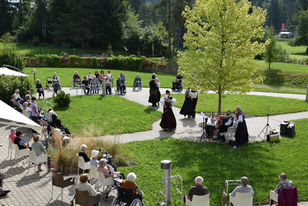 Slovenska glasba in ples v parku doma Viharnik