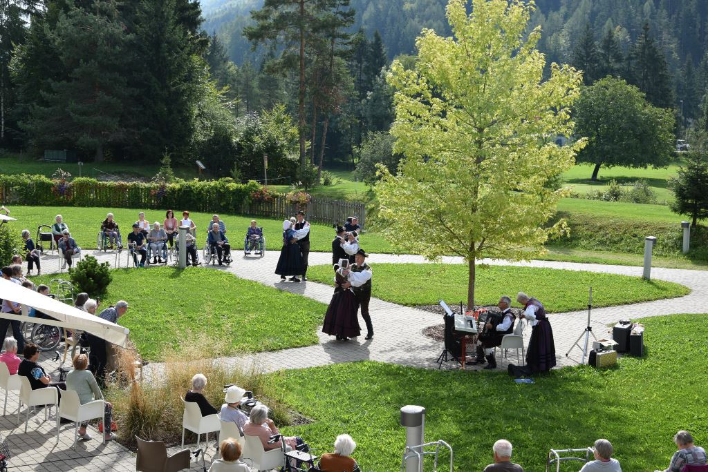 Slovenska glasba in ples v parku doma Viharnik