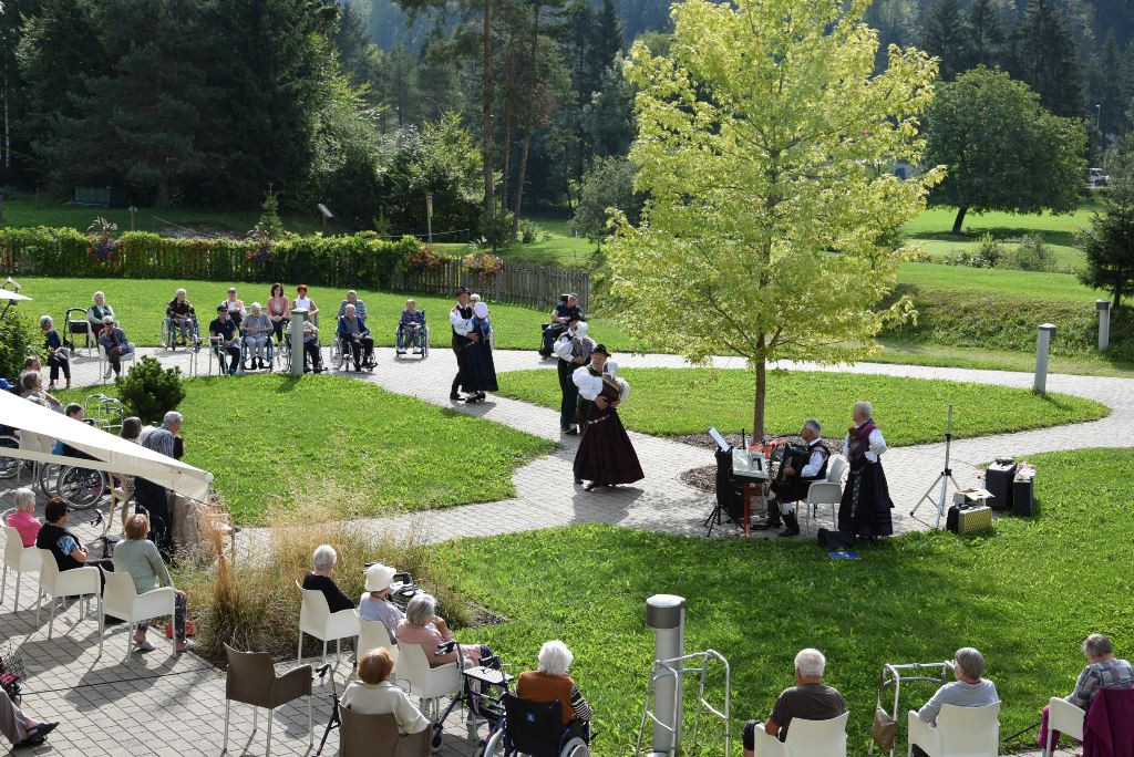 Slovenska glasba in ples v parku doma Viharnik