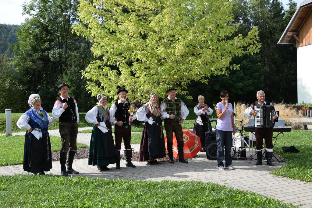 Slovenska glasba in ples v parku doma Viharnik