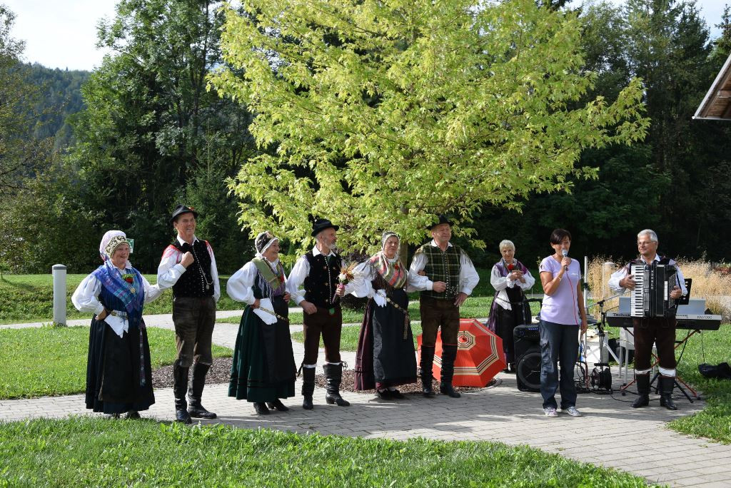 Slovenska glasba in ples v parku doma Viharnik