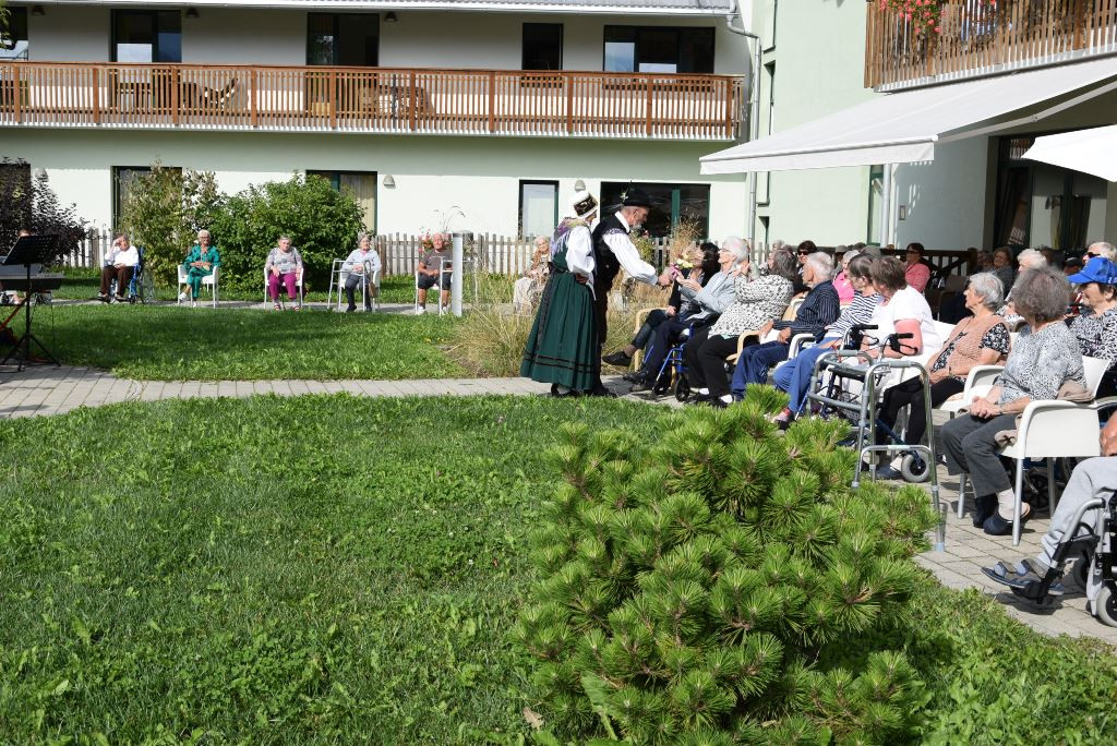 Slovenska glasba in ples v parku doma Viharnik