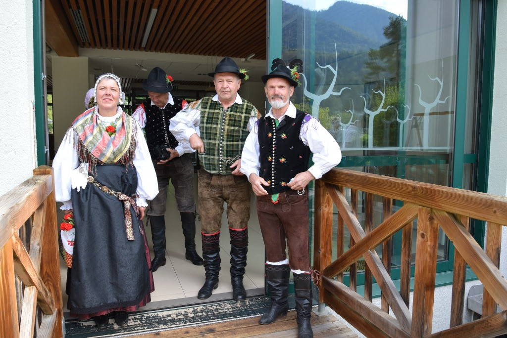 Slovenska glasba in ples v parku doma Viharnik