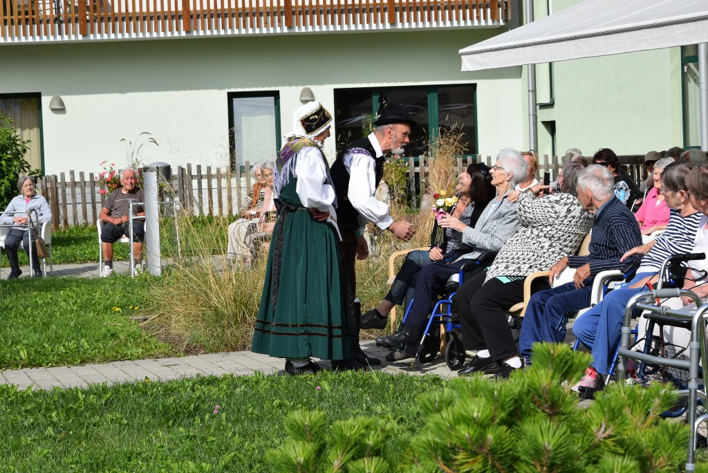 Slovenska glasba in ples v parku doma Viharnik