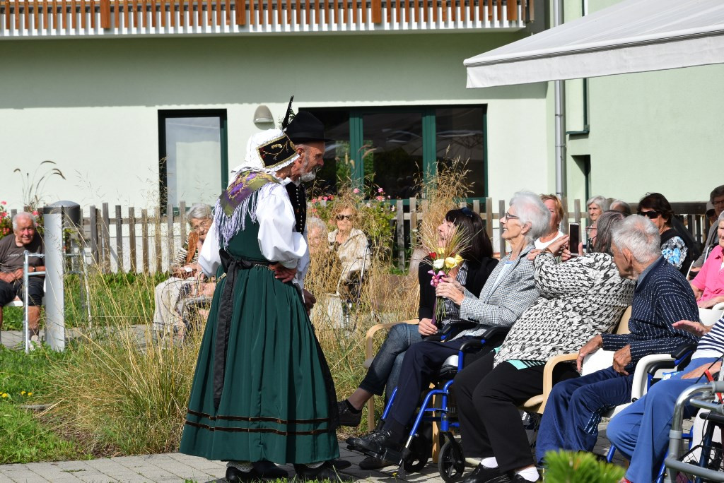Slovenska glasba in ples v parku doma Viharnik