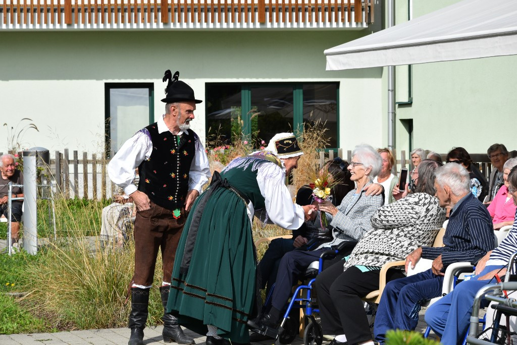 Slovenska glasba in ples v parku doma Viharnik