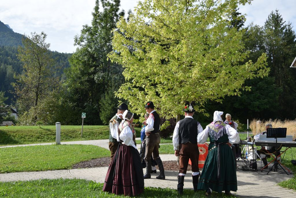 Slovenska glasba in ples v parku doma Viharnik