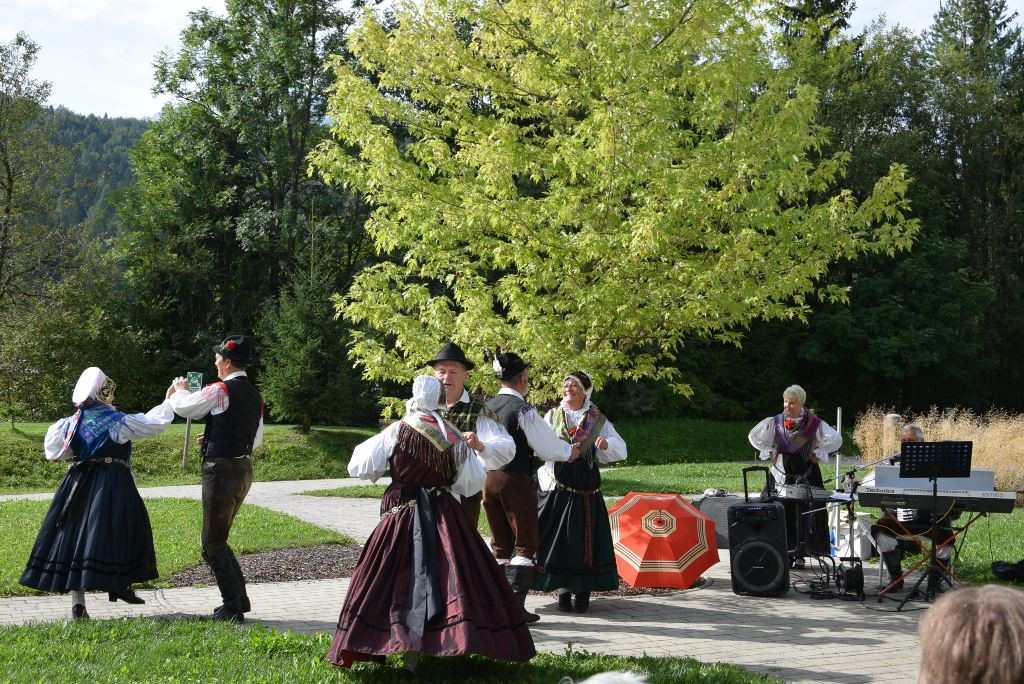 Slovenska glasba in ples v parku doma Viharnik