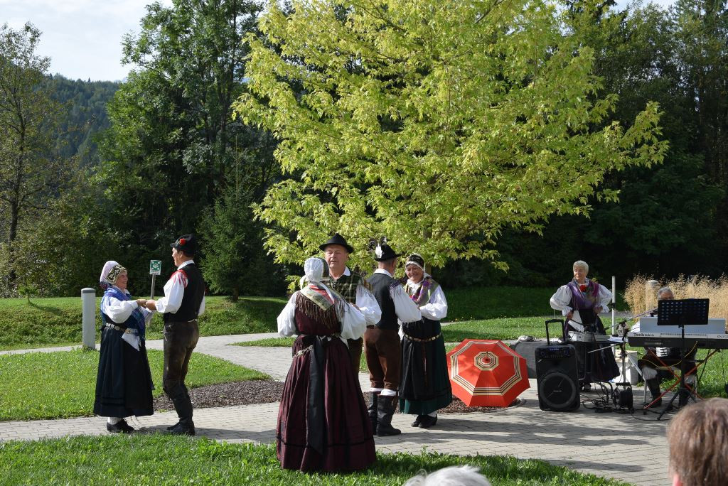 Slovenska glasba in ples v parku doma Viharnik