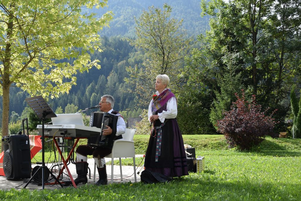 Slovenska glasba in ples v parku doma Viharnik