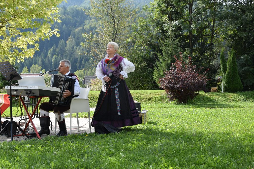 Slovenska glasba in ples v parku doma Viharnik