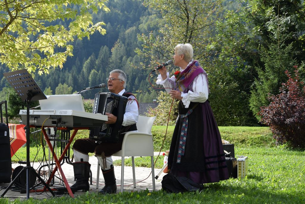 Slovenska glasba in ples v parku doma Viharnik
