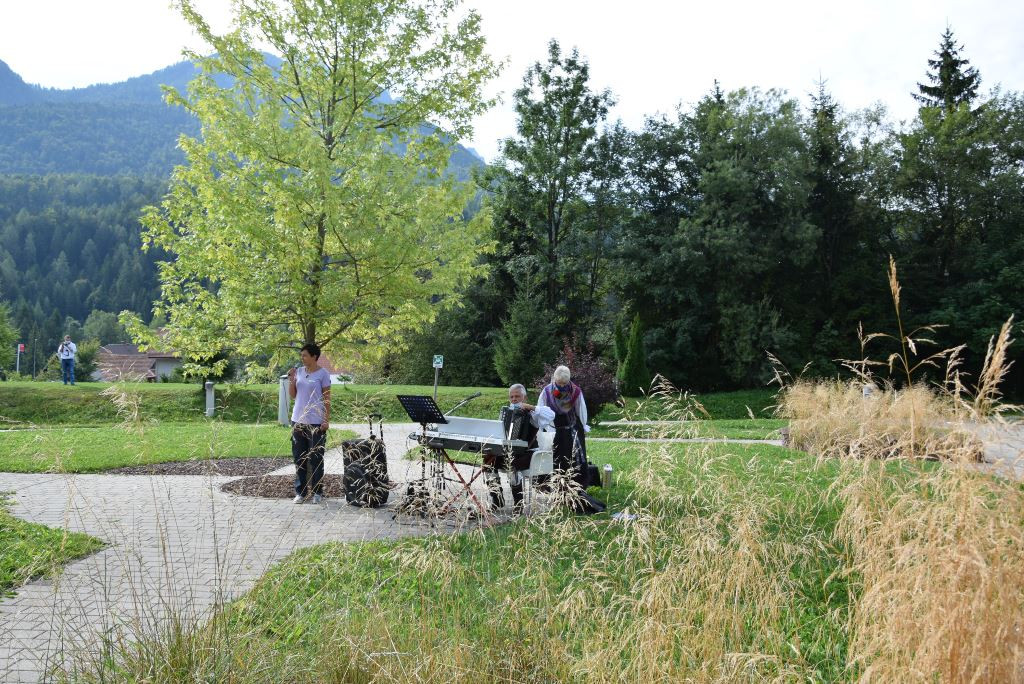 Slovenska glasba in ples v parku doma Viharnik