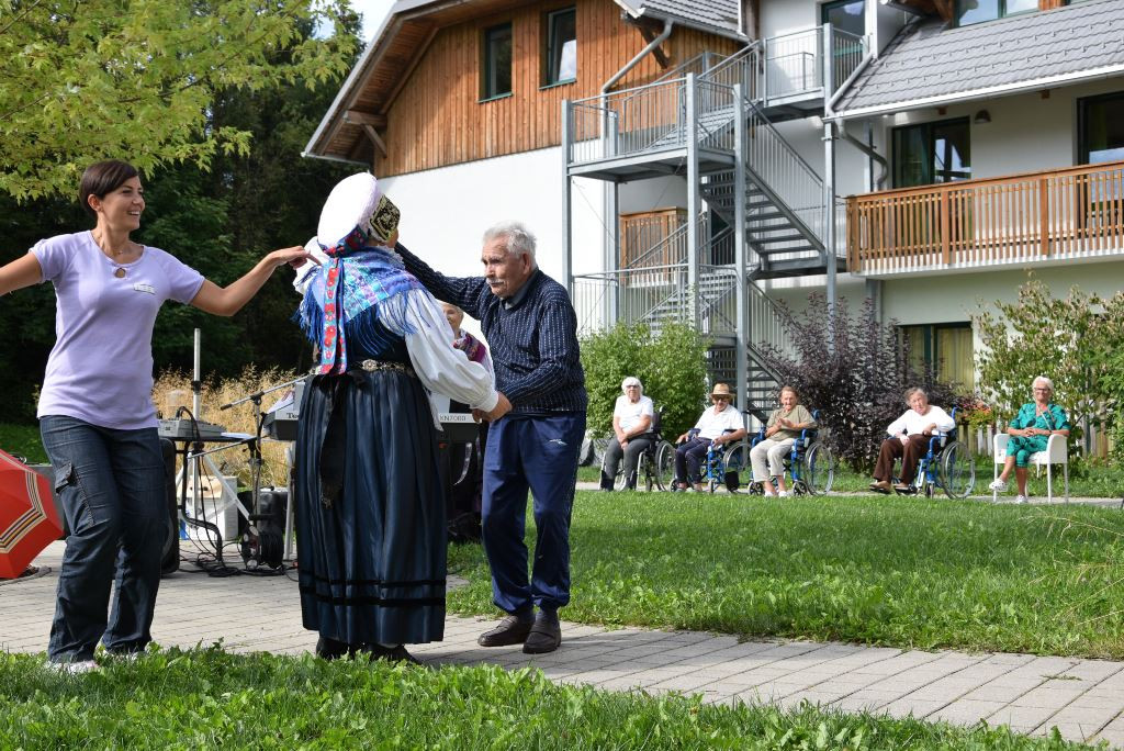 Slovenska glasba in ples v parku doma Viharnik