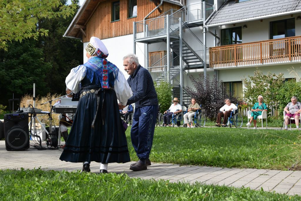 Slovenska glasba in ples v parku doma Viharnik