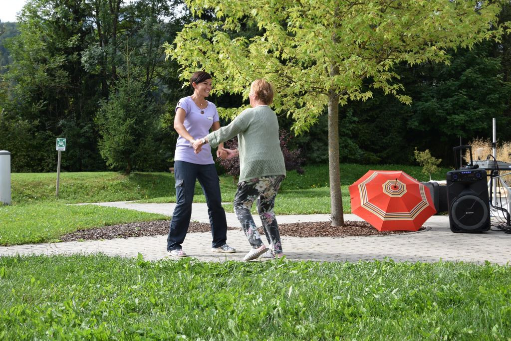 Slovenska glasba in ples v parku doma Viharnik