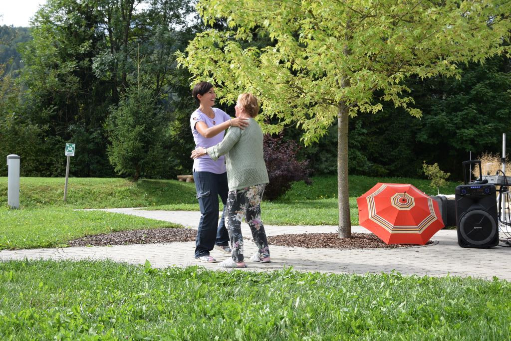 Slovenska glasba in ples v parku doma Viharnik