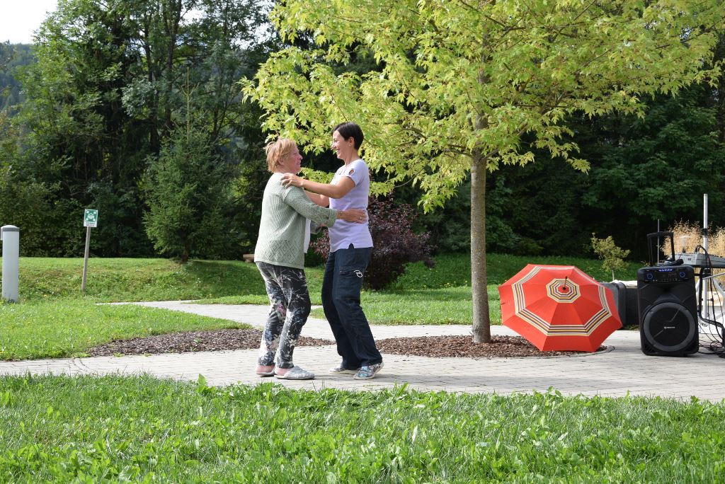 Slovenska glasba in ples v parku doma Viharnik