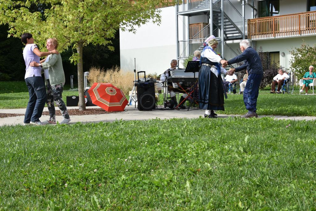 Slovenska glasba in ples v parku doma Viharnik