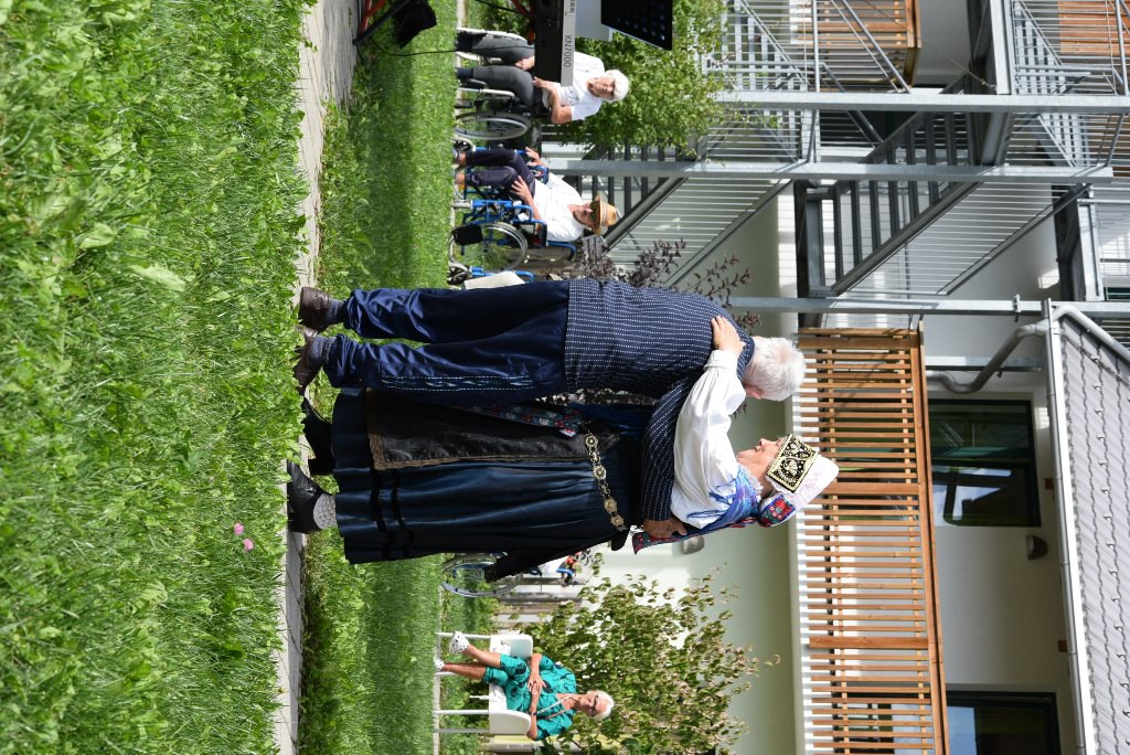 Slovenska glasba in ples v parku doma Viharnik