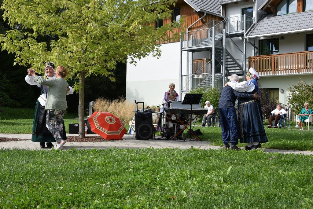 Slovenska glasba in ples v parku doma Viharnik