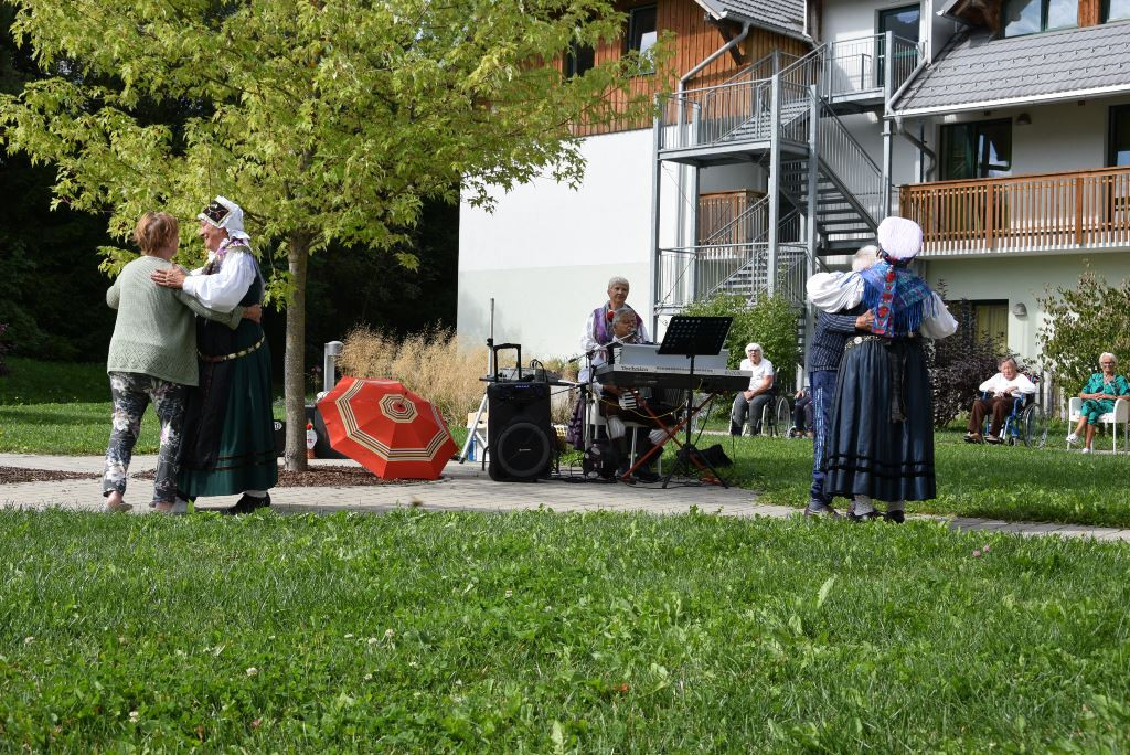 Slovenska glasba in ples v parku doma Viharnik