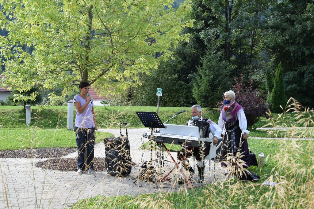 Slovenska glasba in ples v parku doma Viharnik