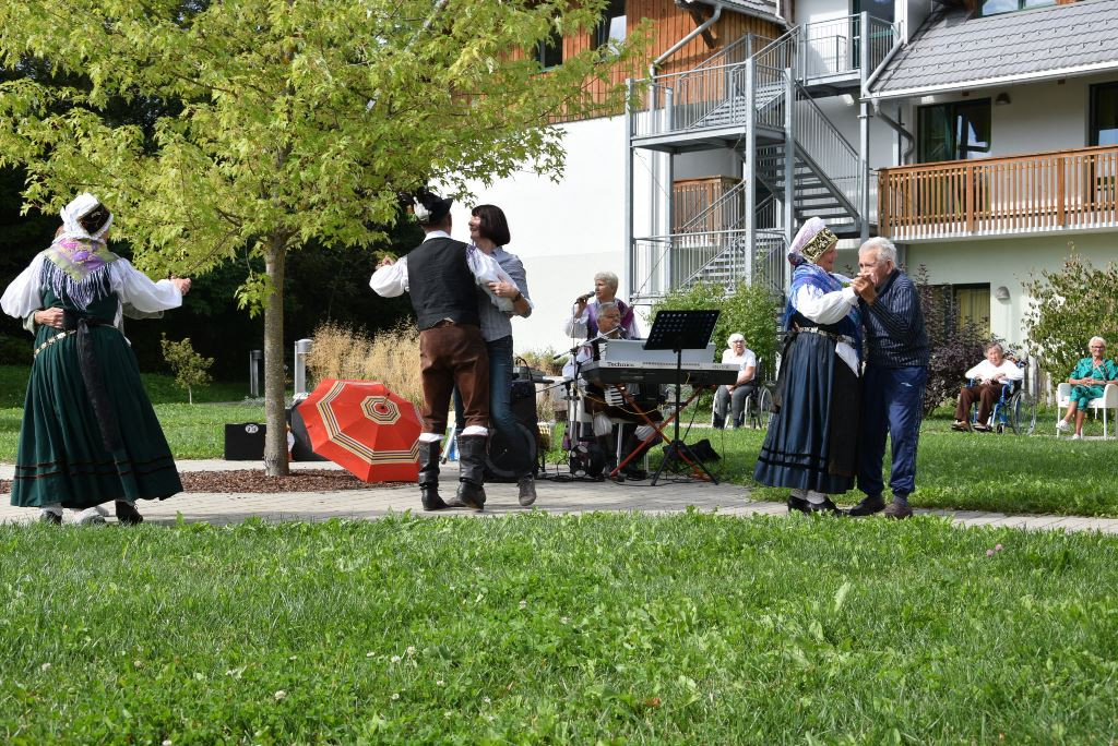 Slovenska glasba in ples v parku doma Viharnik